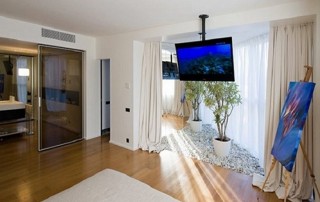 condomounts ceiling-tv-mount to mount above the bed